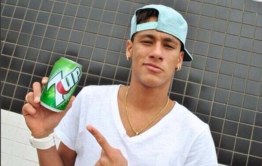 Hvězdný Neymar a plechovka s osudnou sedmičkou.