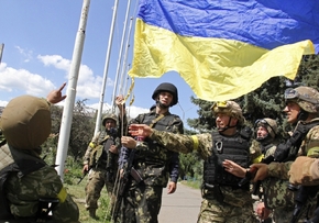Nový ukrajinský ministr obrany vztyčuje s vojáky vlajku ve Slavjansku.
