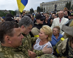 Ukrajinský prezident Porošenko hovoří s občany ve Slavjansku.