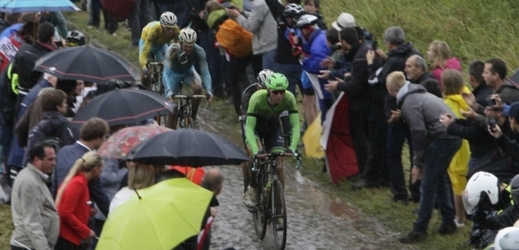 V páté etapě Tour de France se cyklisté museli vyrovnat s deštěm a kostkami.