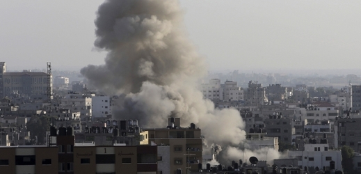Izrael stupňuje nálety na Pásmo Gazy.