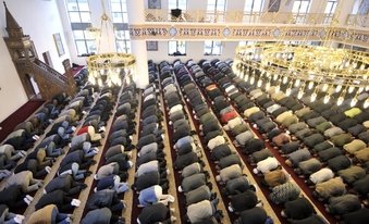 Muslimové se modlí v mešitě v Duisburgu.