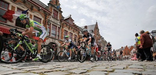 Jezdci na Tour de France si užili jízdu po kostkách.