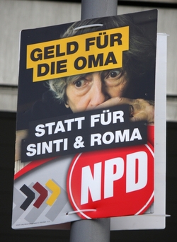 Peníze babičce, ne sintům a romům. Plakát NPD.