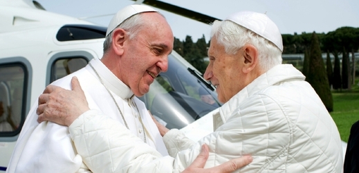 Papež František (vlevo) a jeho předchůdce Benedikt XVI.