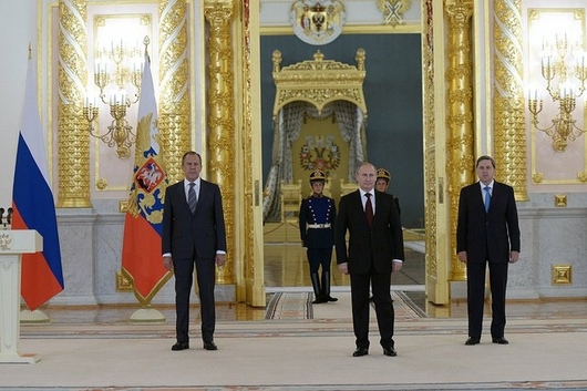 Ruský prezident Putin (uprostřed) a jeho šéf diplomacie Lavrov (vlevo) přijímají v Kremlu akreditované diplomaty.