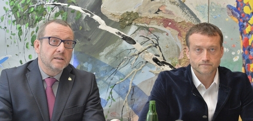 Bývalí manažeři Mostecké uhelné (MUS) Petr Kraus (vlevo) a Marek Čmejla (vpravo) informovali 1. července na tiskové konferenci v Praze.