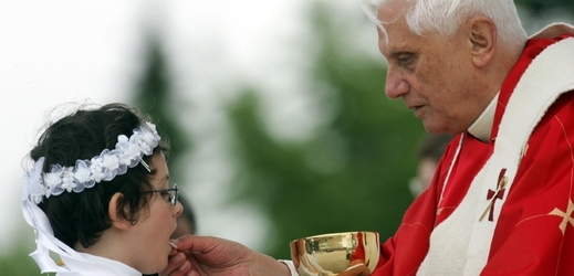 Benedikt XVI. slouží mši ve Varšavě. 