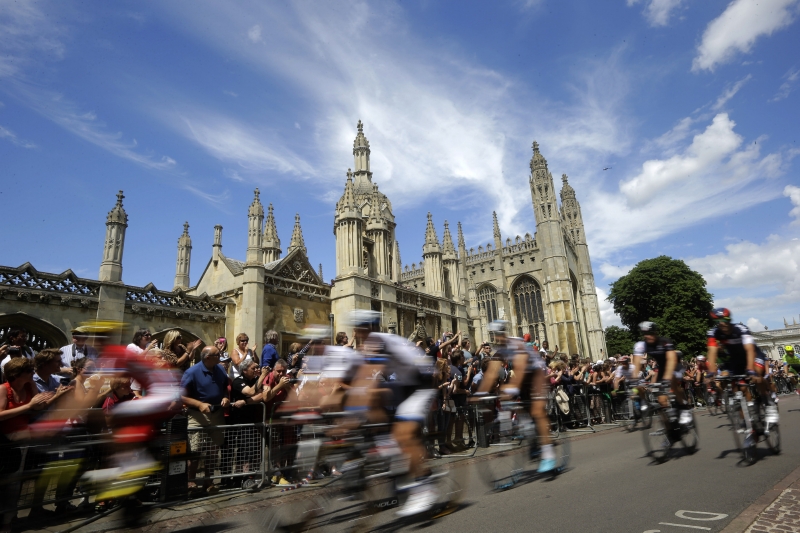 Letošní Tour de France odstartovala ve Velké Británii, kde se cyklisté navnadili příjemným počasím.