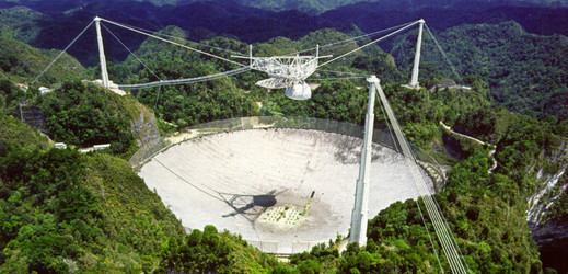 Arecibský radioteleskop má průměr 305 metrů.