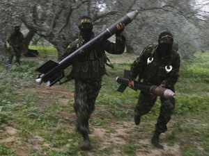 Bojovníci Hamasu s raketami v Gaze.