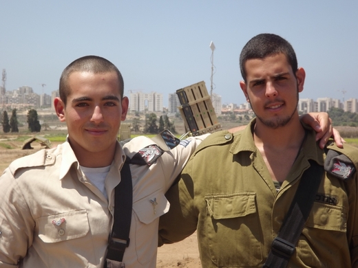 Izraelští vojáci obsluhující Iron Dome.