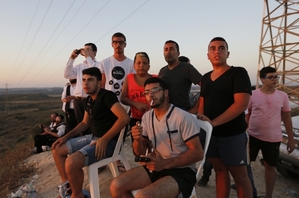 Izraelci sledují "vzdušné souboje" raket Hamasu a Irone Dome.