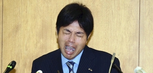 Ryutaro Nonomura plačící, vzlykající, omlouvající se.