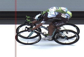 Petera Sagana (v zeleném) od triumfu dělily centimetry.