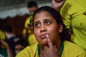 Brazilská fanynka při sledování semifinále.
