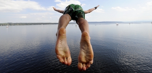Muž skáče do vody (ilustrační foto).