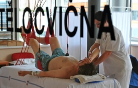 Pacient na rehabilitaci po úrazu páteře a míchy (ilustrační foto).