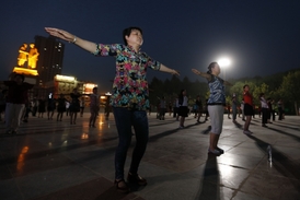 Ženy v Číně si oblíbily tanec na veřejnosti (ilustrační foto).