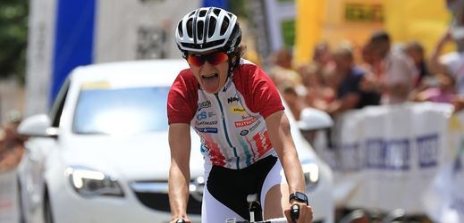 Trojnásobná olympijská vítězka v rychlobruslení Martina Sáblíková opanovala v cyklistickém závodu Tour de Feminin třetí etapu.