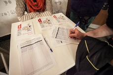 Podepisování petice během premiéry dokumentu Šmejdi.