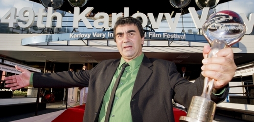 Režisér vítezného snímku George Ovašvili s Křišťálovým glóbusem. 