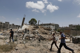 Izrael od sobotního večera vyzývá Palestince na severu pásma Gazy, aby kvůli vlastní bezpečnosti opustili domovy.