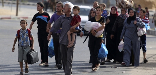 Tisíce Palestinců se v neděli rozhodlo opustit své domovy na severu pásma Gazy.