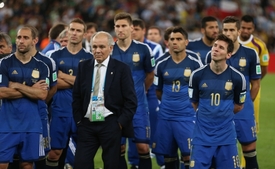 Zklamání argentinských fotbalistů před závěrečným ceremoniálem.