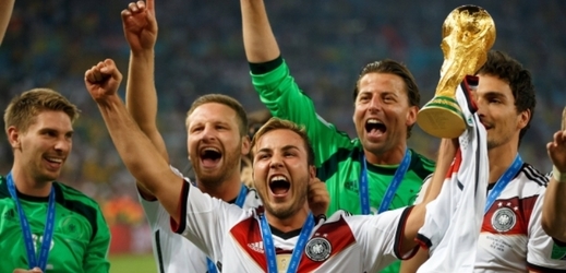 Fotbalisté Německa křepčí s pohárem pro mistry světa.