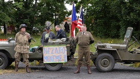 Padlým vojákům vzdali čest i příznivci vojenské historie u letiště v pražských Kbelích.