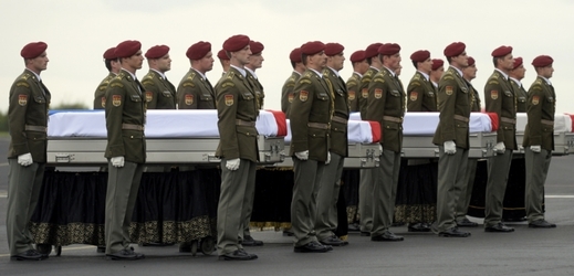 Ostatky čtyř českých vojáků přepravil do Česka vojenský speciál.
