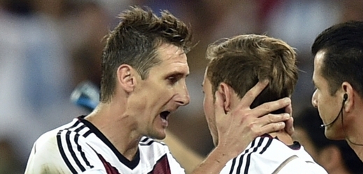 Miroslav Klose (vlevo) a střelec Mario Gotze.