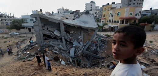 Další a další trosky po leteckých úderech v Gaze.