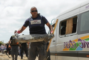 Izraelský bezpečnostní pracovník drží zbytky rakety odpálené Hamasem.