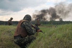 Ukrajinští vojáci v poli.