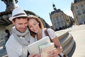 Mladý pár si prohlíží mapu města.