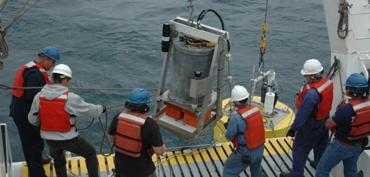 Robot sbírající mořské bakterie vzdáleně připomínal pivní soudek zavěšený na bóji.