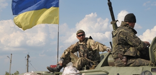 Ukrajinské obrněné jednotky v Doněcku.