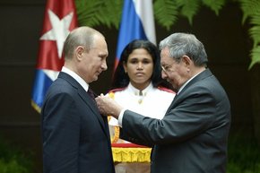 Putin přebírá na Kubě od Raúla Castra Řád Josého Martího.