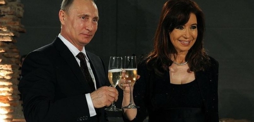 Na úspěšnou spolupráci. Ruský prezident Putin a argentinská hlava státu Kirchnerová.