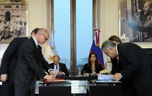 Ruské a argentinské delegace podepisují dohody.