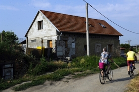 Dům ve Vlasaticích na Brněnsku, kde byli nalezeni tři mrtví novorozenci.