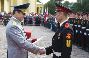 Ostapenko, šéf Roskosmosu, předává vyznamenání ruským kadetům.