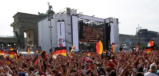 Němečtí fotbaloví mistři světa se v úterý ráno vrátili do Berlína, kde na ně ve fanouškovské zóně v centru města čekalo na půl milionu příznivců.