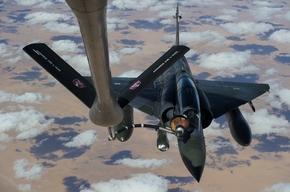 Mirage 2000 tankuje ve vzuduch v oblasti Sahelu.