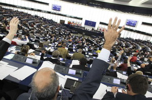 Poslanci EU posvětili Junckera v čele Evropské komise.