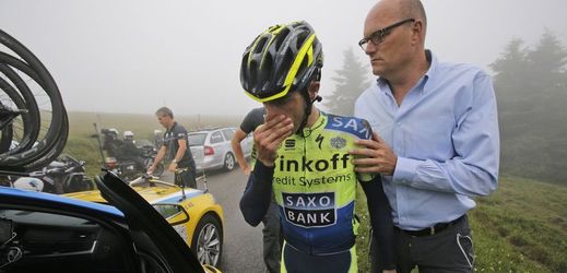 Cyklista Contador po pádu v desáté etapě. 