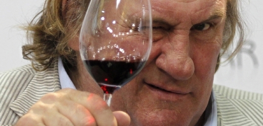 Depardieu zatím tvrdý popíjel, teď ho bude vyrábět.
