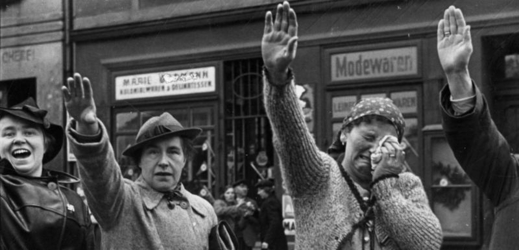 Obyvatelé Chebu nadšeně vítají Hitlera a vojáky wehrmachtu.
